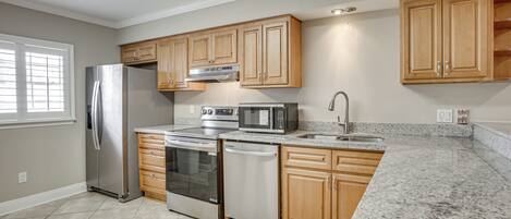 Fridge, microwave, stovetop, dishwasher