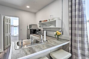 Fridge, microwave, stovetop, dishwasher