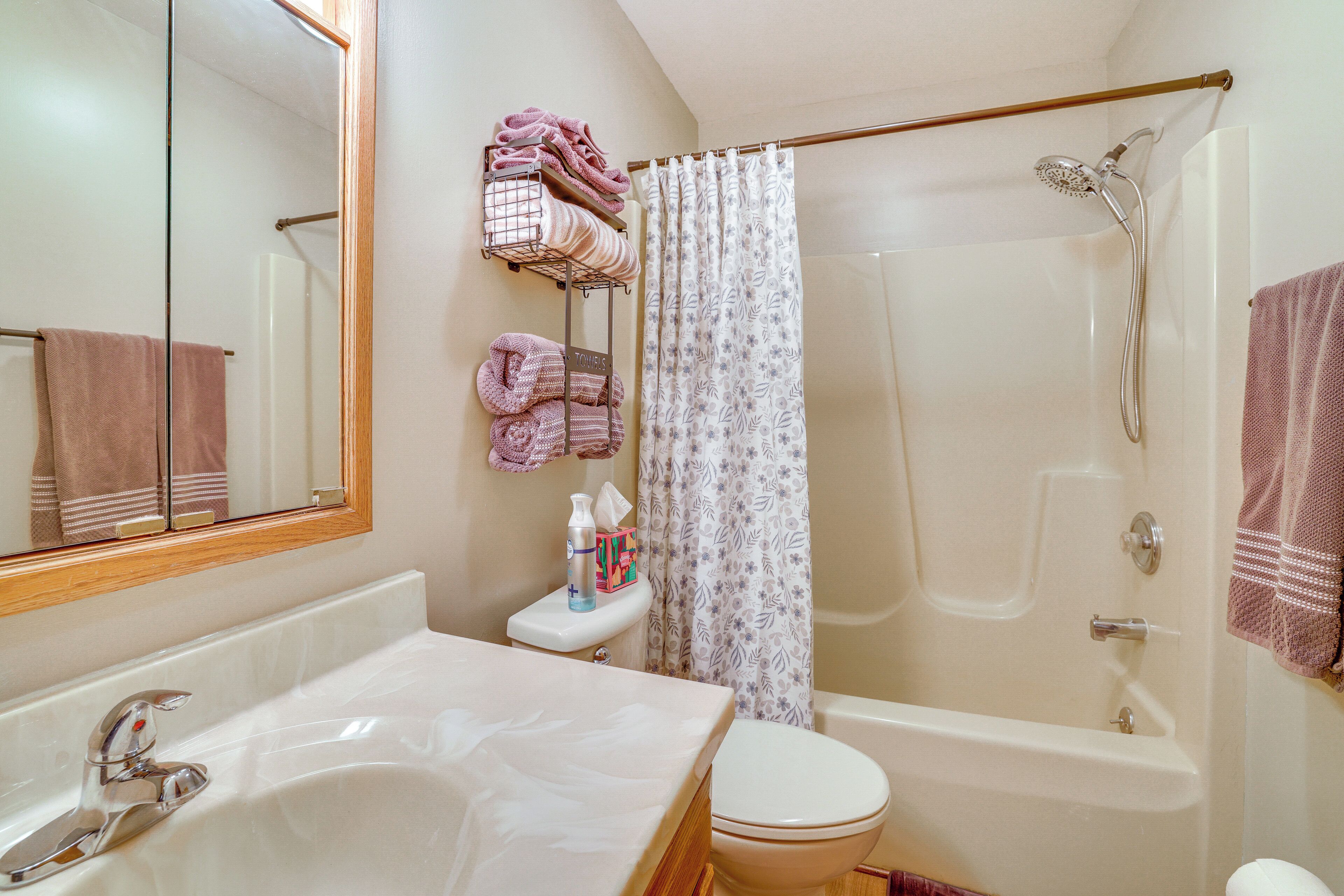 Une salle de bain équipée d’une baignoire, de toilettes, d’un lavabo et d’un rideau de douche.