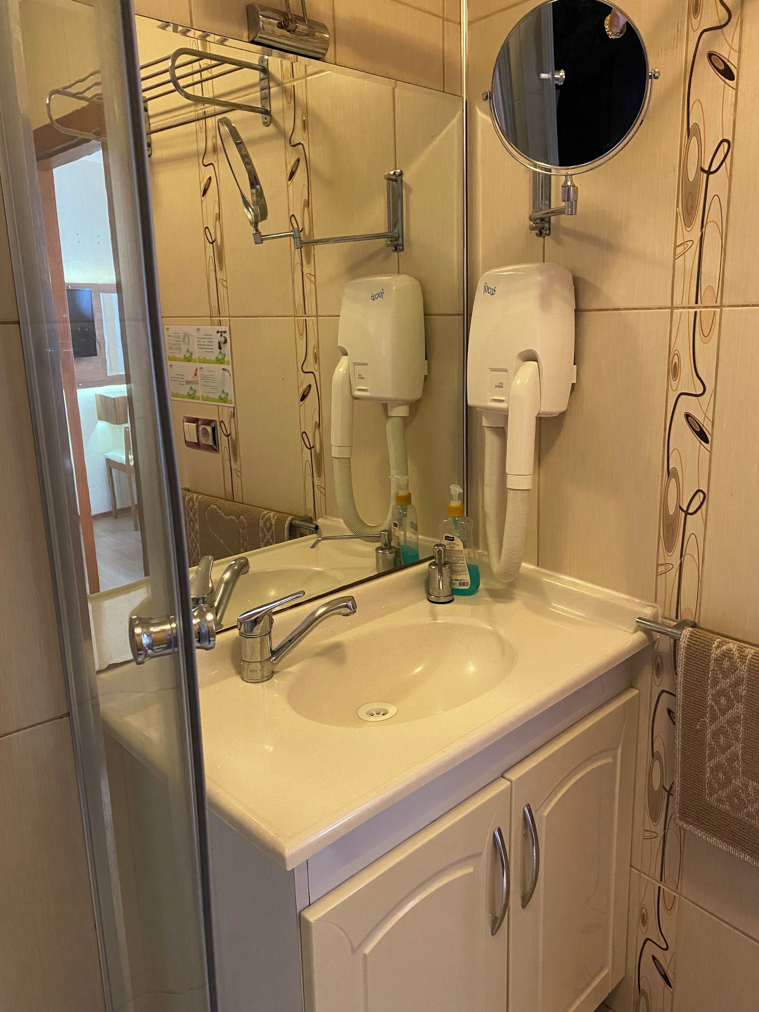 Standaard kamer, uitzicht op stad | Badkamer | Een douche, een haardroger, handdoeken, zeep