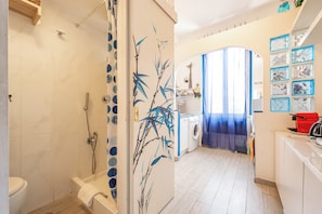Apartment (1 Bedroom) | Bathroom | Shower, bidet - Blue River Trastevere (Rome)