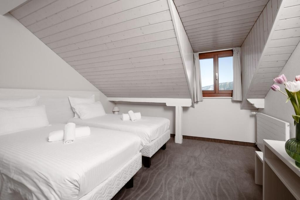 Quarto duplo, vista para a montanha | Cofres nos quartos, escrivaninha, Wi-Fi de cortesia