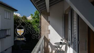 Chambre Double SupĂ©rieure, balcon, vue jardin | Enceinte de lâhĂ©bergement