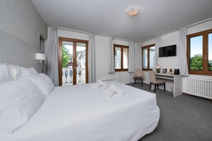 Quarto casal superior, sacada, vista para o jardim | Cofres nos quartos, escrivaninha, Wi-Fi de cortesia