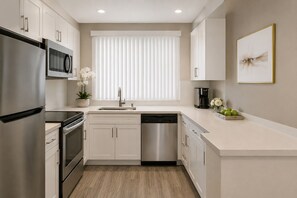 Superior Room | Private kitchen | Fridge, microwave, oven, stovetop - Ivory Lane Suites (Toronto)