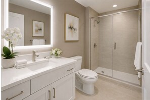 Superior Room | Bathroom | Free toiletries, hair dryer, towels, soap - Ivory Lane Suites (Toronto)