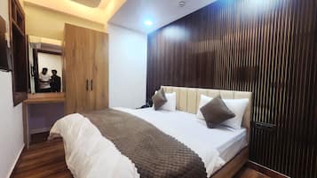 Een slaapkamer met een bed, een houten garderobe en een wand met verticale lijnen.