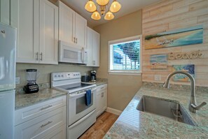 Private kitchen - Coastal Condo + Community Pool | Short Walk to Gulf + Mins to Port A | Sea Gypsy (Corpus Christi)