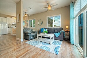 Living area - Coastal Condo + Community Pool | Short Walk to Gulf + Mins to Port A | Sea Gypsy (Corpus Christi)