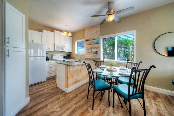 Private kitchen - Coastal Condo + Community Pool | Short Walk to Gulf + Mins to Port A | Sea Gypsy (Corpus Christi)
