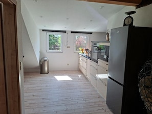 Køleskab, mikrobølgeovn, ovn, kogeplade