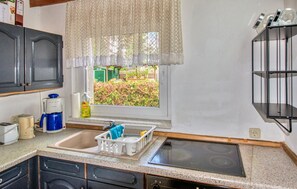 Kühlschrank, Herdplatte, Wasserkocher mit Kaffee-/Teezubehör