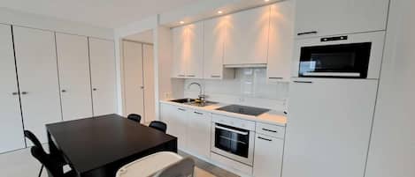 Geladeira, micro-ondas, fogão, cooktop