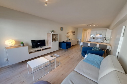 Sunny Coastal Apartment for 6
