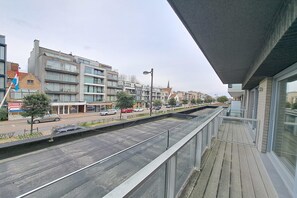 Ein modernes Gebäude mit einem Balkon mit Blick auf eine Straße.