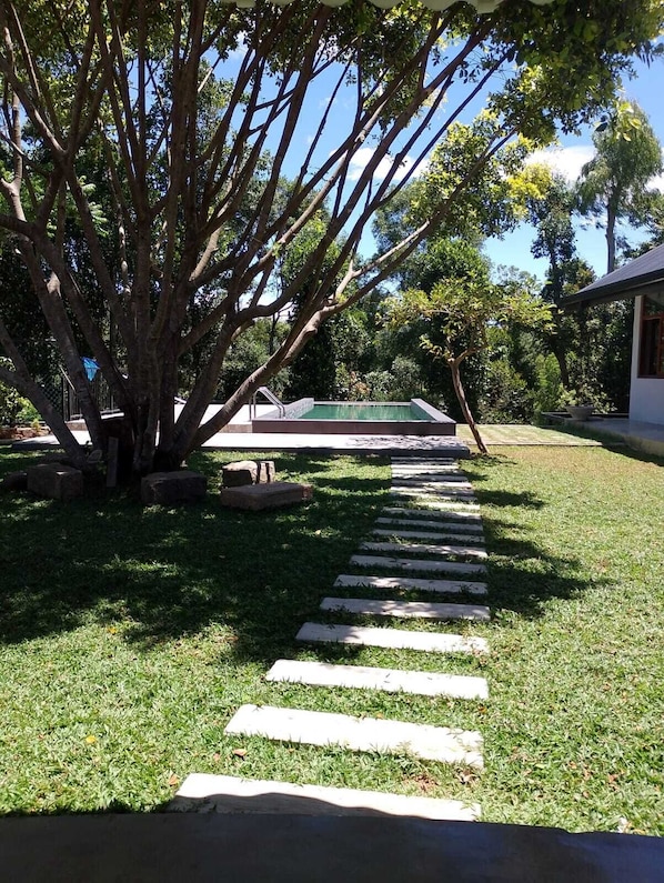 Quarto casal standard, vista para o jardim | Piscina | Piscina externa