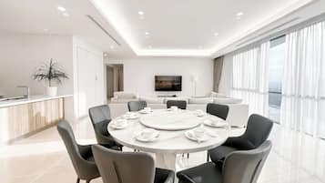 Apartment, 3 Bedrooms | Dining