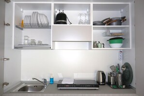 Wasserkocher mit Kaffee-/Teezubehör, Kühlschrank, Herdplatte, Toaster