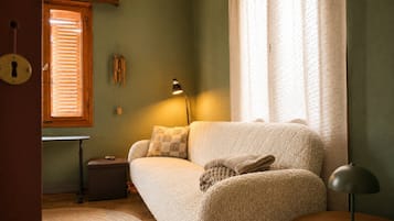 Studio, 1 Schlafzimmer, barrierefrei, Raucher | Wohnzimmer | Bücher