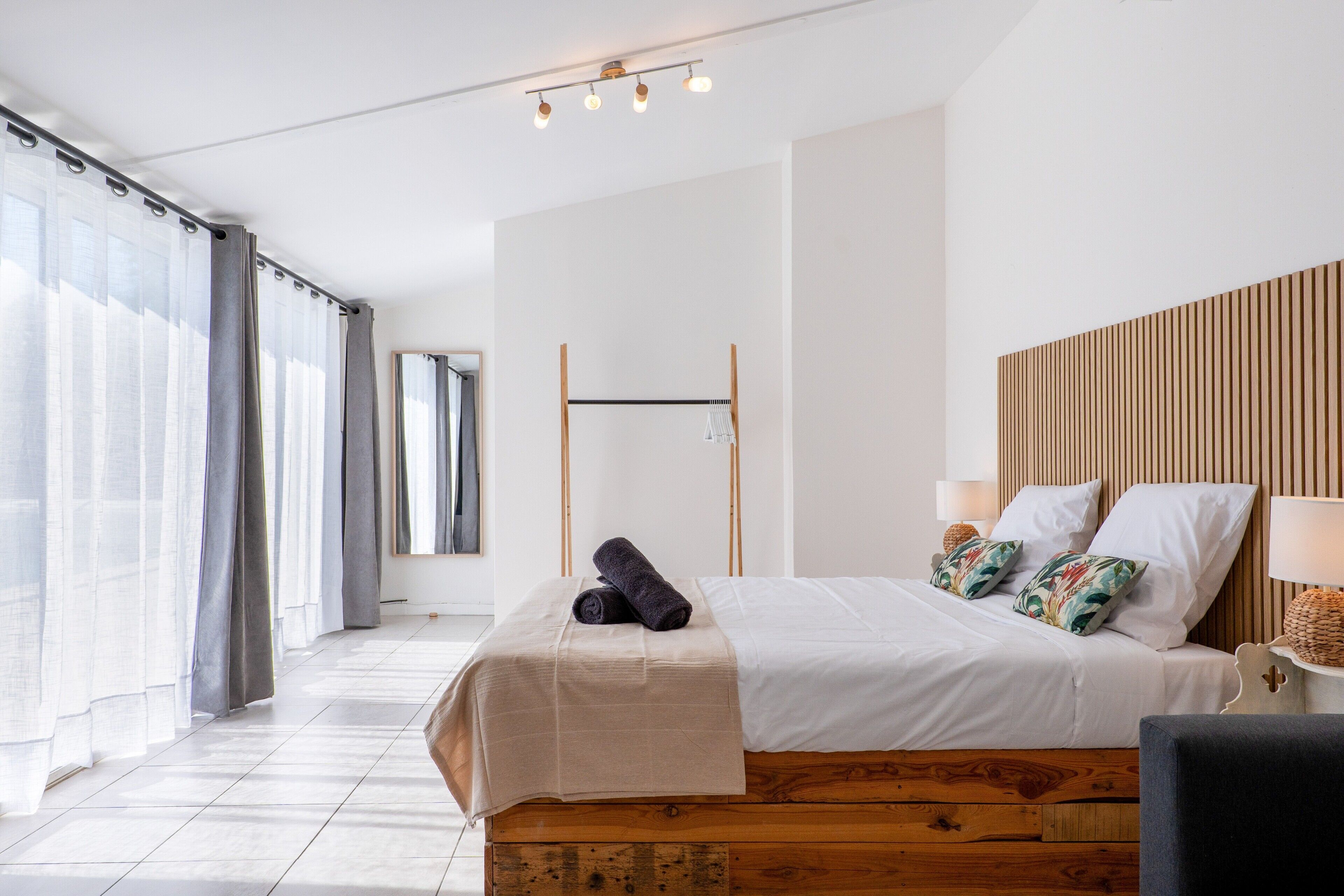 Iron/ironing board, WiFi, bed sheets
