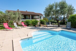 A swimming pool with lounge chairs, a house with a tiled roof, and surrounding greenery. - Villa "De L’Olivier" with Private Pool, Wi-Fi, and Air Conditioning (Labégude)