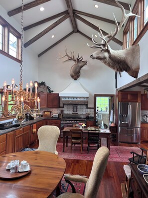 Dining - Breathtaking Views & Deep Relaxation (Blue Grass)