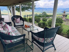 Outdoor dining - Breathtaking Views & Deep Relaxation (Blue Grass)