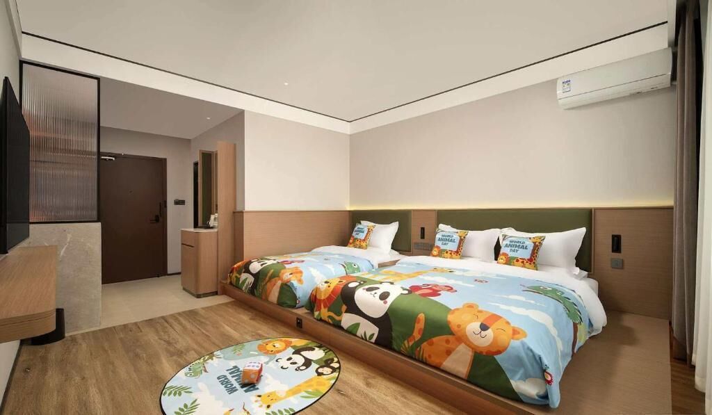 Una habitación de hotel con cama, mesitas de noche, un escritorio y una silla.