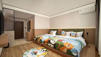 Una habitación de hotel con cama, mesitas de noche, un escritorio y una silla.
