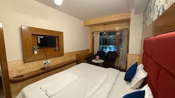 Doppia Deluxe, vista città | Una scrivania, postazione laptop, Wi-Fi gratuito