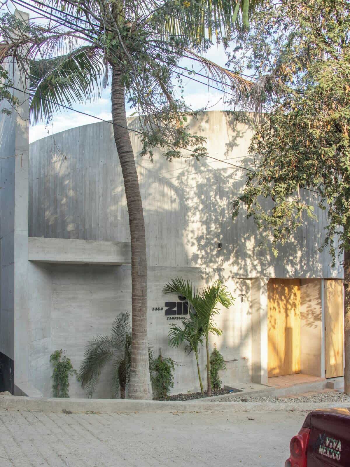 Un bâtiment en béton sur lequel on peut lire l’inscription « Ziva Cancun ».