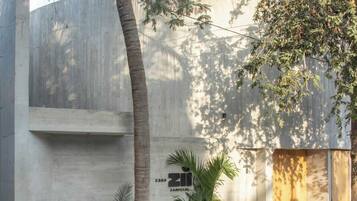 Un bâtiment en béton sur lequel on peut lire l’inscription « Ziva Cancun ».
