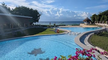 Piscine extérieure, parasols de plage, chaises longues