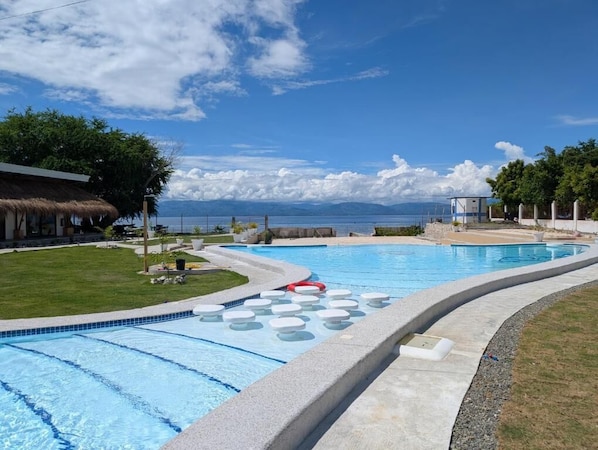 Outdoor pool, open 8:00 AM to 10:00 PM, pool umbrellas, sun loungers - Banana Beach Club (Moalboal)