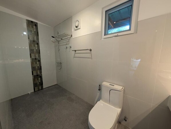 Doppia Deluxe, patio, vista giardino | Bagno | Asciugamani, sapone, shampoo, carta igienica