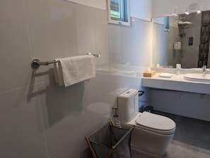 タオル、石鹸、シャンプー、トイレットペーパー