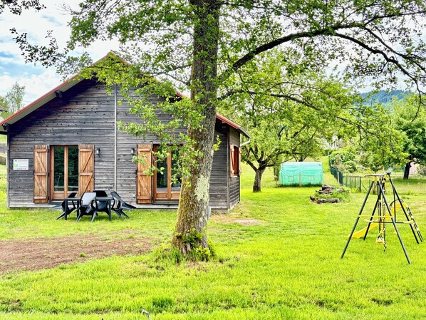 Property grounds - Detached chalet next to a fishing pond in a peaceful setting (Le Thillot)