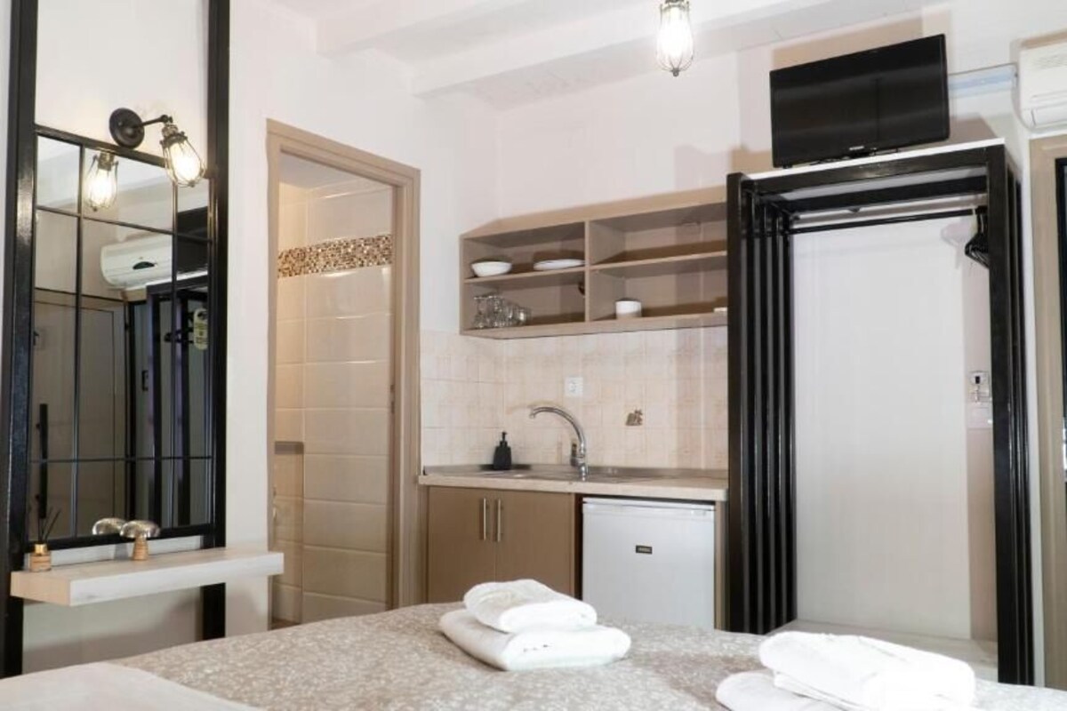 Un baño moderno con lavamanos, espejo y perchero.