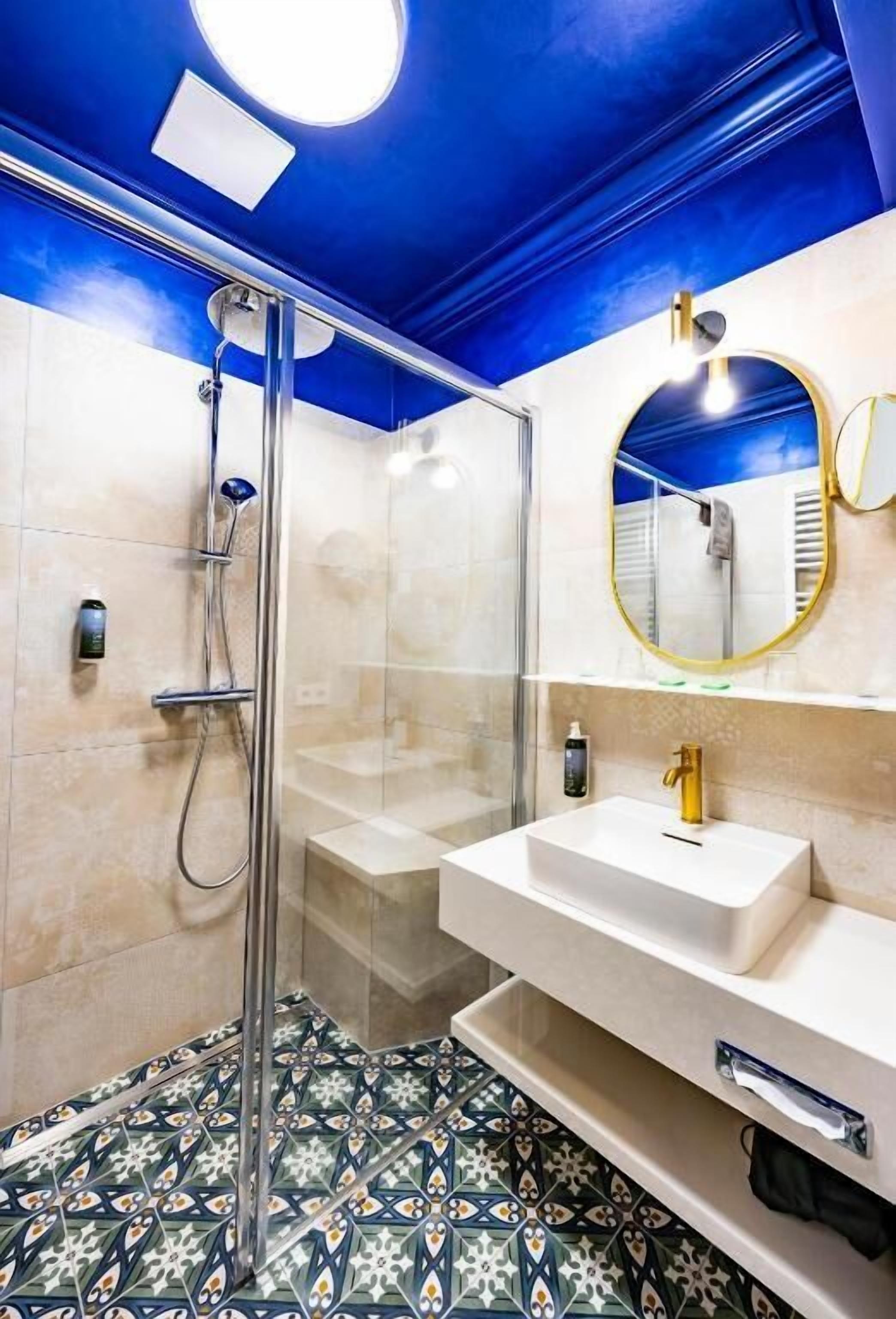 Kamar Double, balkon, pemandangan kota | Kamar mandi | Shower, perlengkapan mandi gratis, pengering rambut, dan sandal