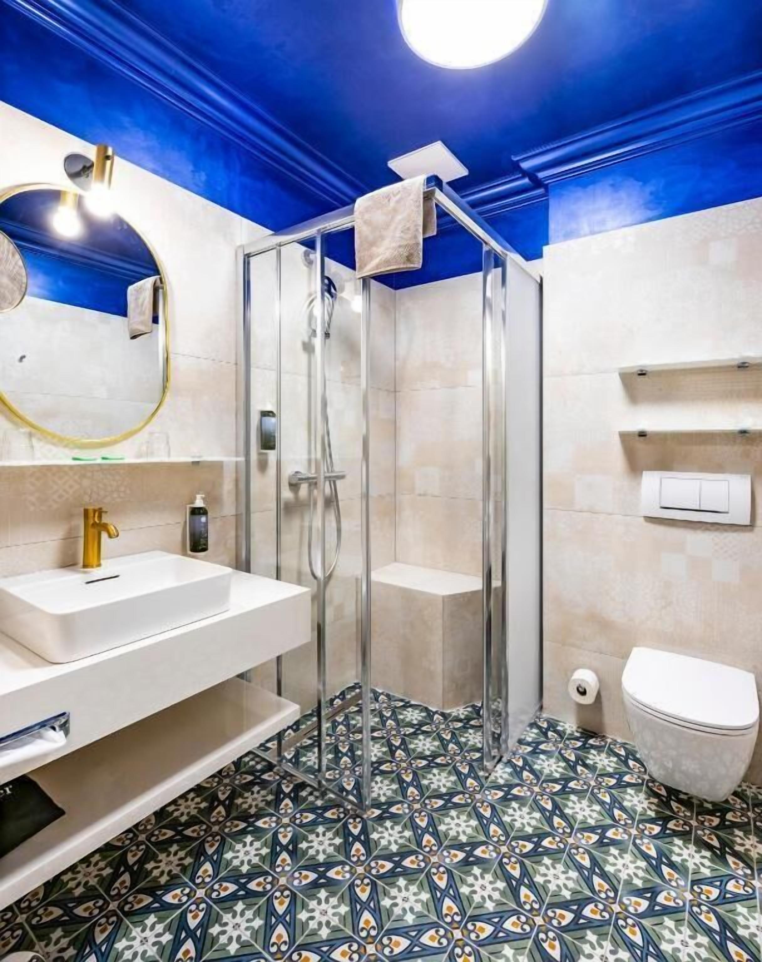 Single Room, Balcony, City View | Bathroom | Shower, free toiletries, hair dryer, slippers