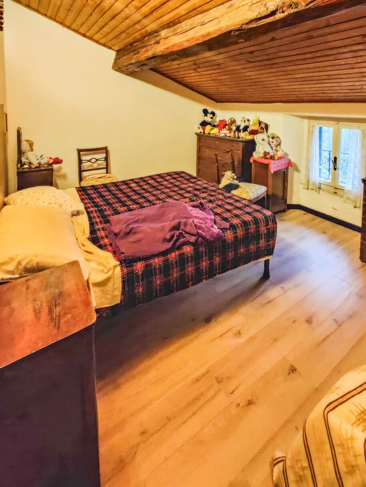 Iron/ironing board, bed sheets