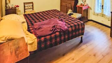 Iron/ironing board, bed sheets