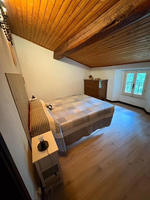 Iron/ironing board, bed sheets - The House of Memories - Monghidoro (La Lastra)