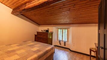 2 bedrooms, iron/ironing board, bed sheets