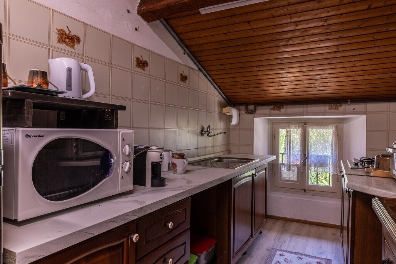 Wasserkocher mit Kaffee-/Teezubehör, Kühlschrank, Mikrowelle, Ofen