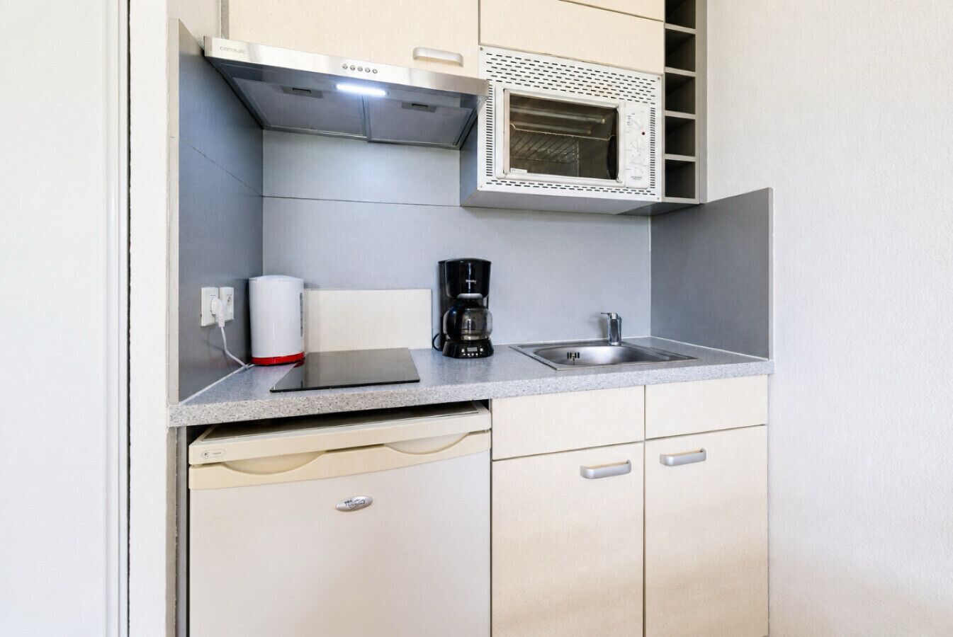 Fridge, microwave, oven, coffee/tea maker