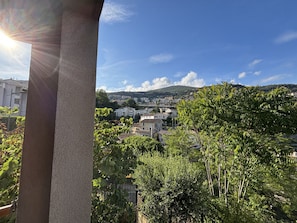 A balcony with a view of a hillside town, buildings, and trees. - A relaxing break in Grasse | Swimming pool, balcony & nature (Grasse)