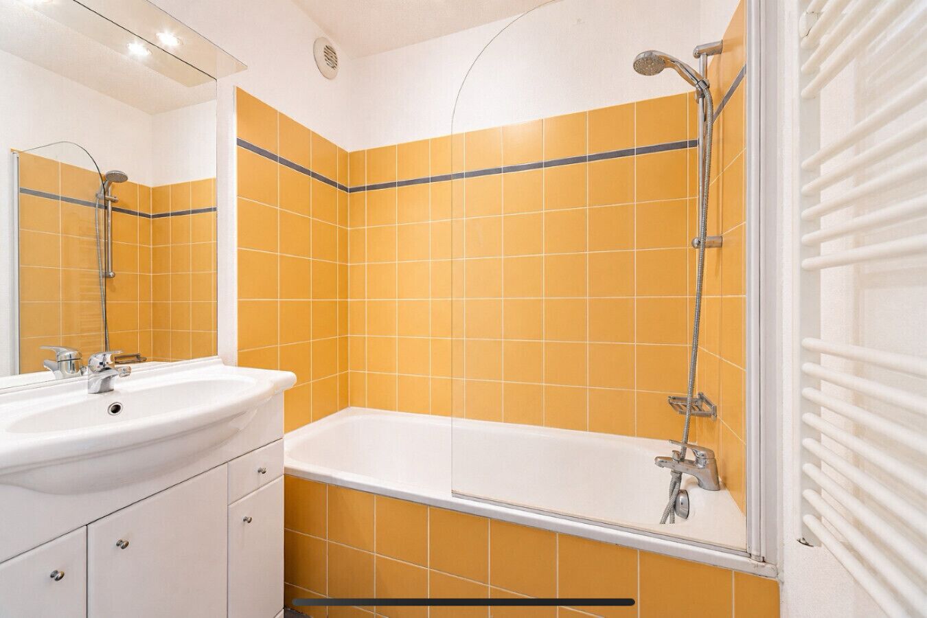 Une salle de bain avec une baignoire, une douche et un lavabo.