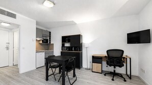A compact living space with a kitchenette, a dining area, and a workspace. - Charming Studio - Sleeps 2 - Bright (Grasse)