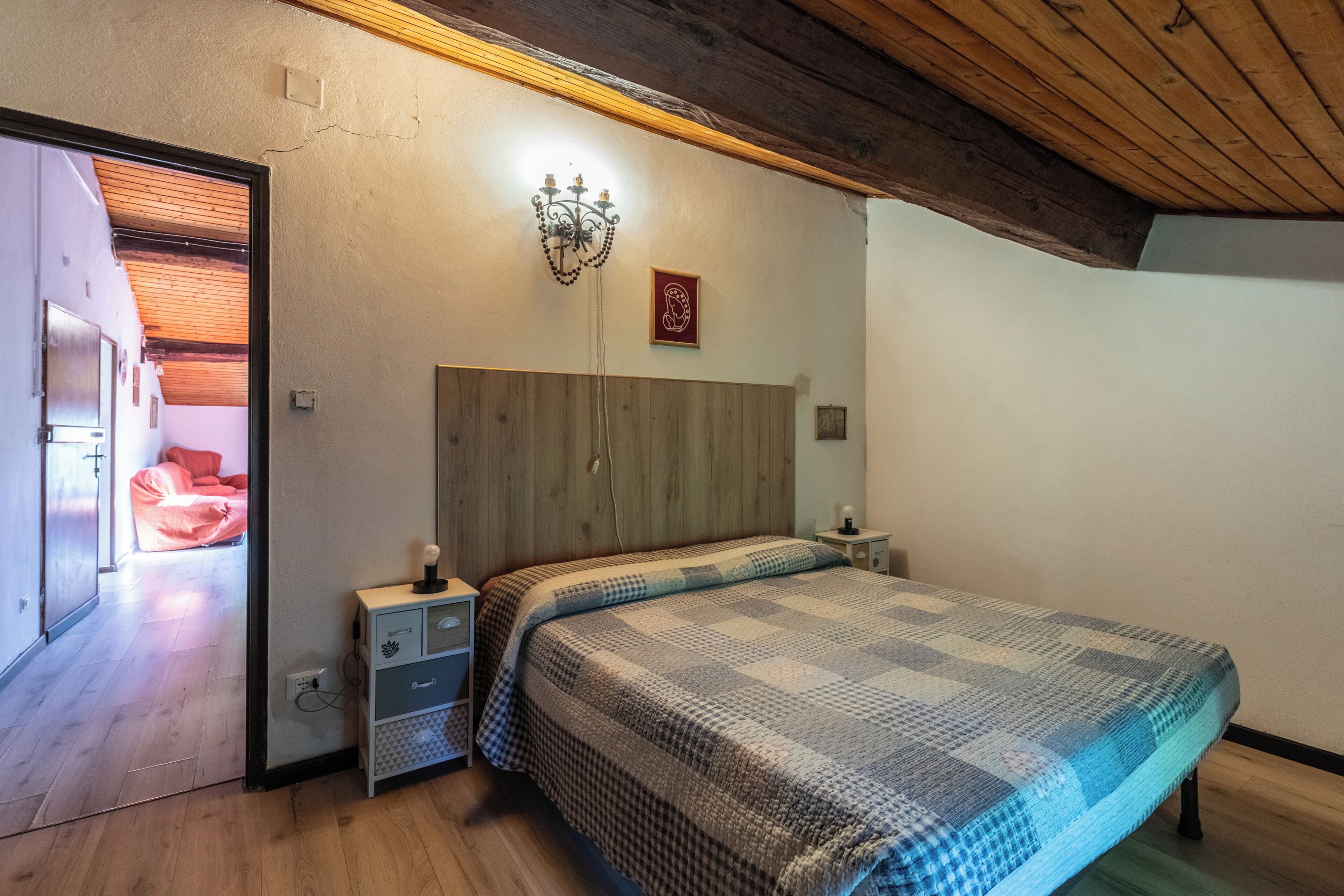 Iron/ironing board, bed sheets